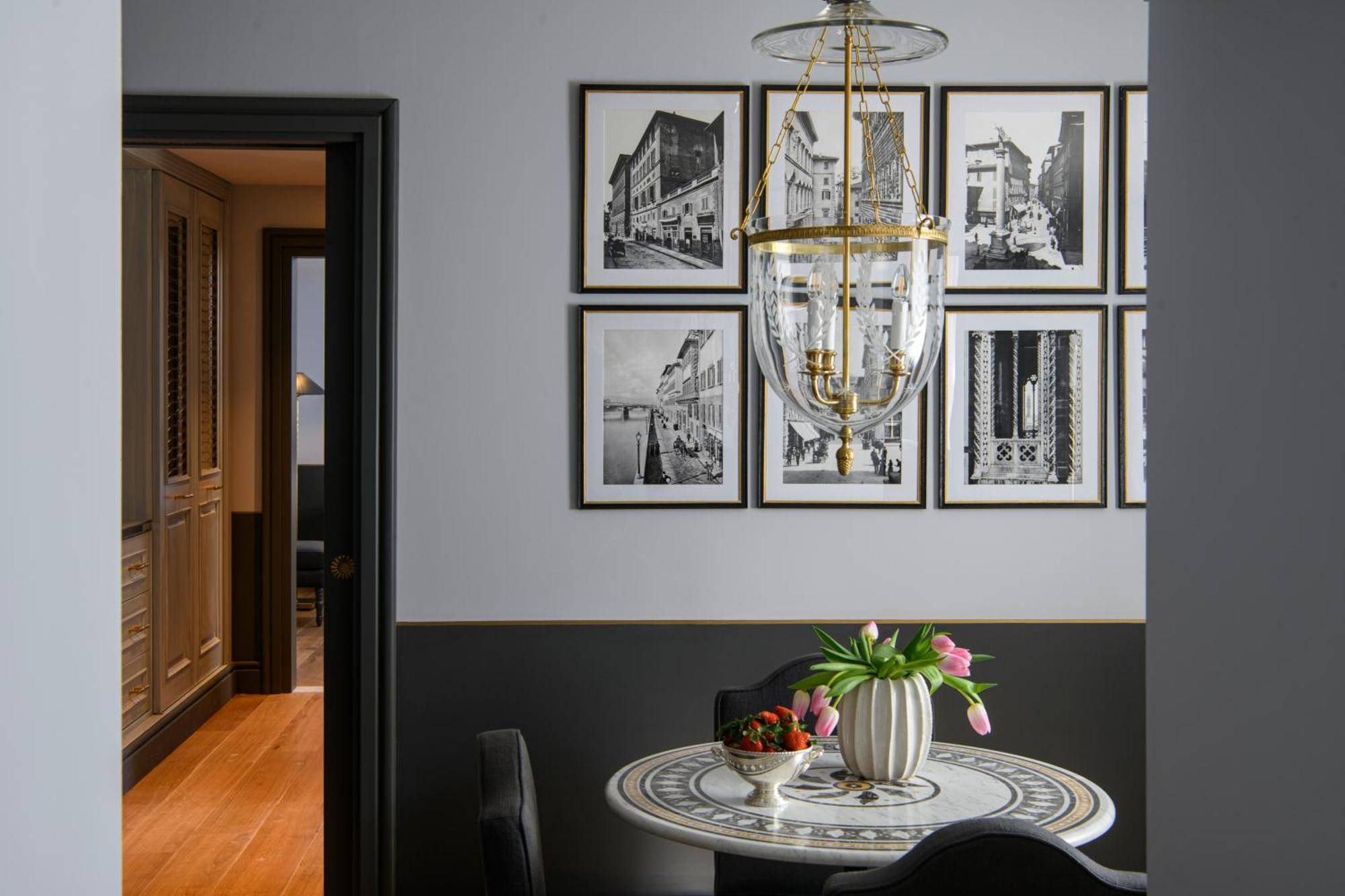 Helvetia&Bristol Firenze - Starhotels Collezione Εξωτερικό φωτογραφία A dining room with a two-tone wall