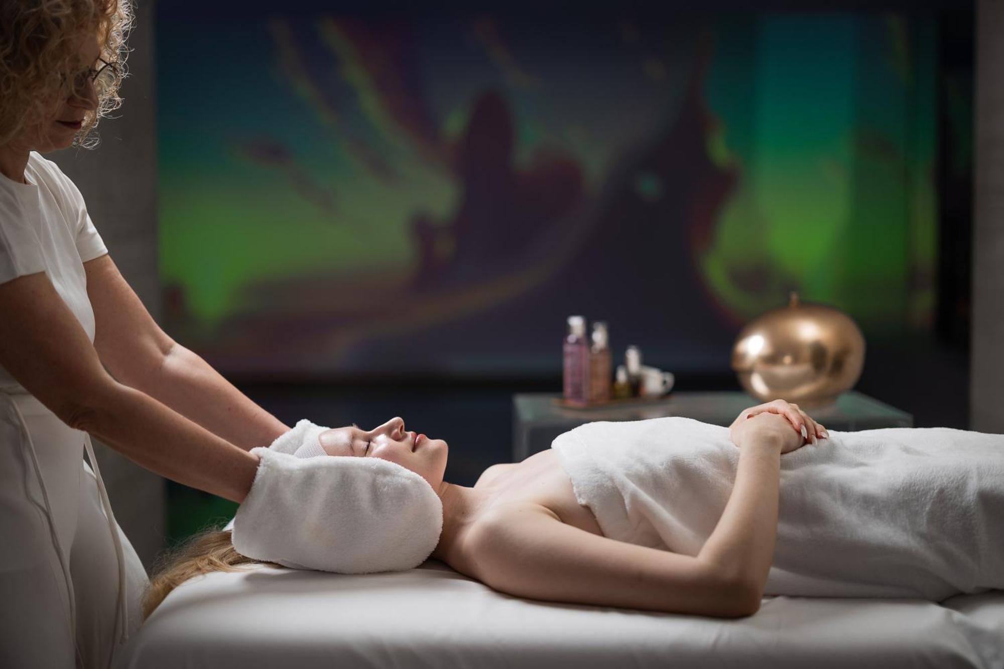 Helvetia&Bristol Firenze - Starhotels Collezione Εξωτερικό φωτογραφία A woman receiving a facial treatment