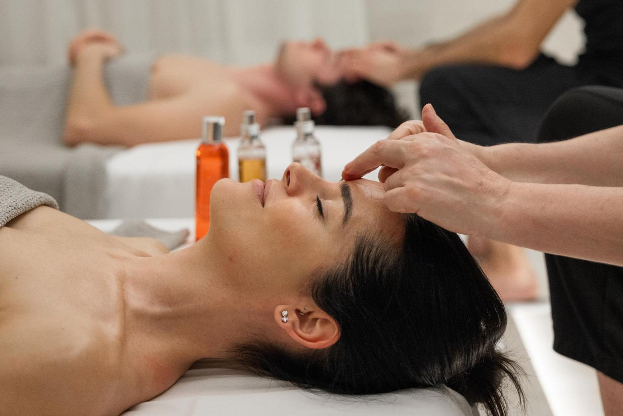 Helvetia&Bristol Firenze - Starhotels Collezione Εξωτερικό φωτογραφία A woman receiving a head massage