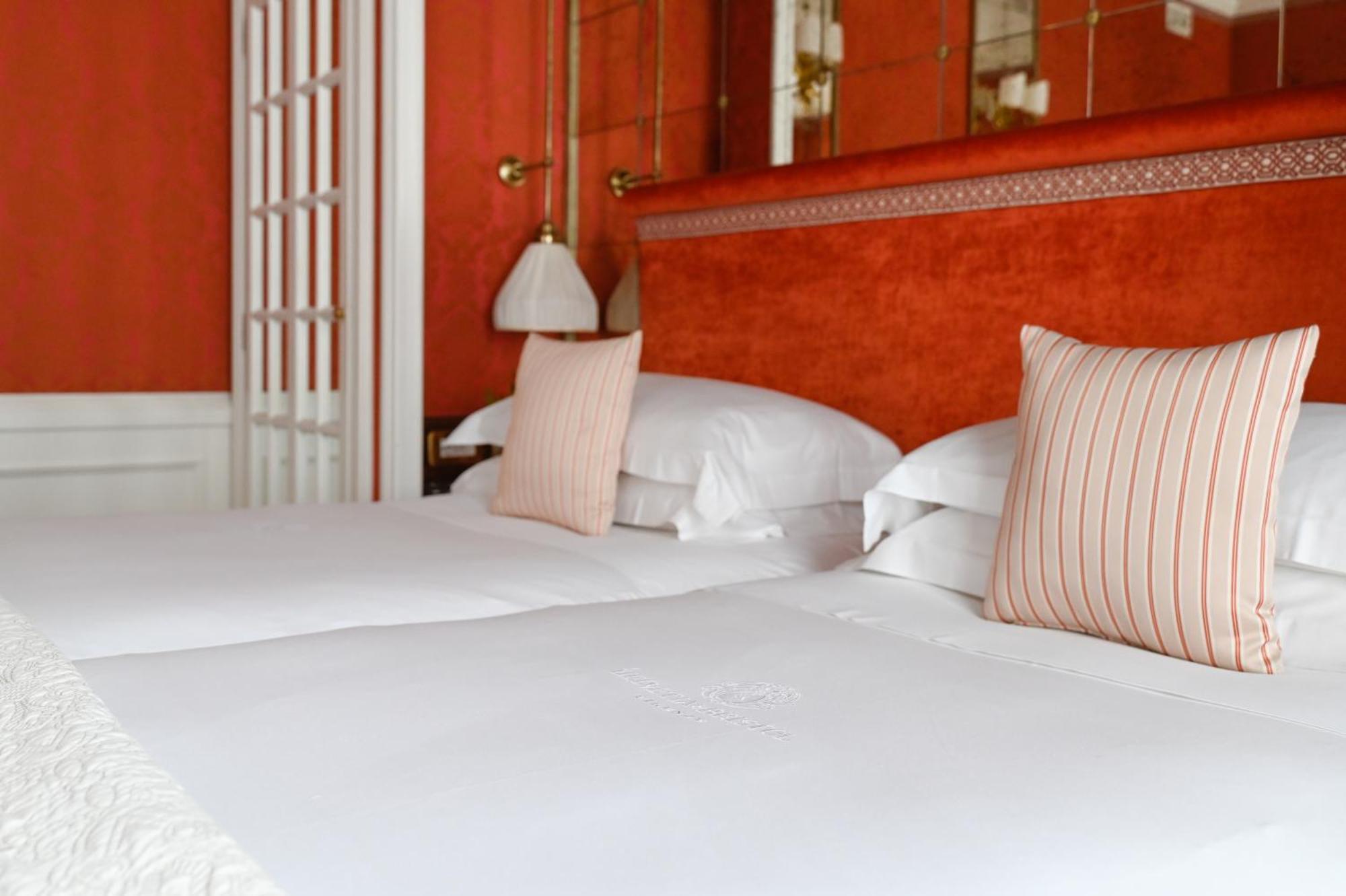 Helvetia&Bristol Firenze - Starhotels Collezione Εξωτερικό φωτογραφία A bed with pillows